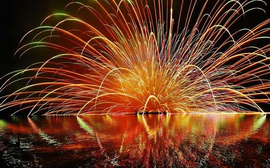 Обои на рабочий стол Красивый разноцветный салют над водой