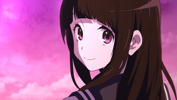 Обои на рабочий стол Эру Читанда / Eru Chitanda из аниме Хека / Hyouka с улыбкой обернулась на фоне розового неба