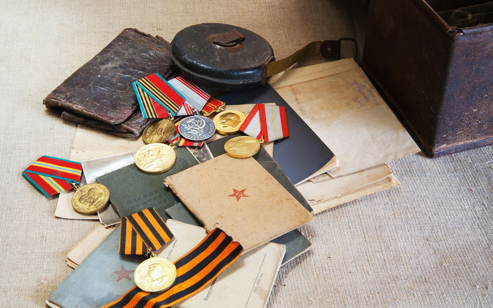 Обои для рабочего стола На столе лежат письма, награды, медали и документы участника Великой Отечественной Войны