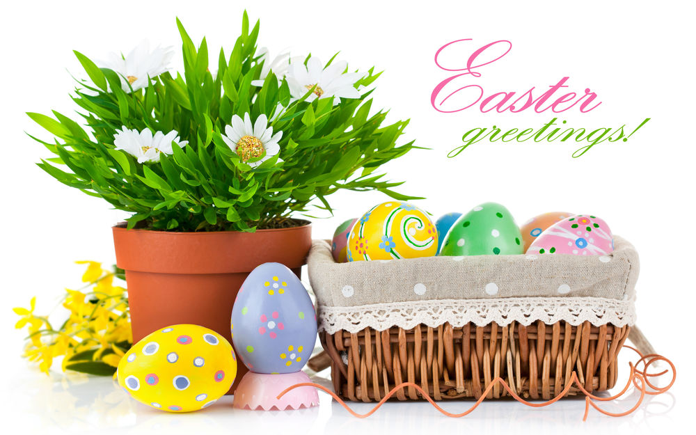 Обои для рабочего стола На столе, на праздник Пасхи, стоит кашпо с цветами, рядом в корзинке лежат крашенные яйца и надпись (Easter greetings / Приветствия пасхальные)