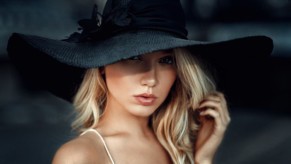 Обои для рабочего стола Девушка в широкополой шляпе, фотограф Георгий Чернядьев
