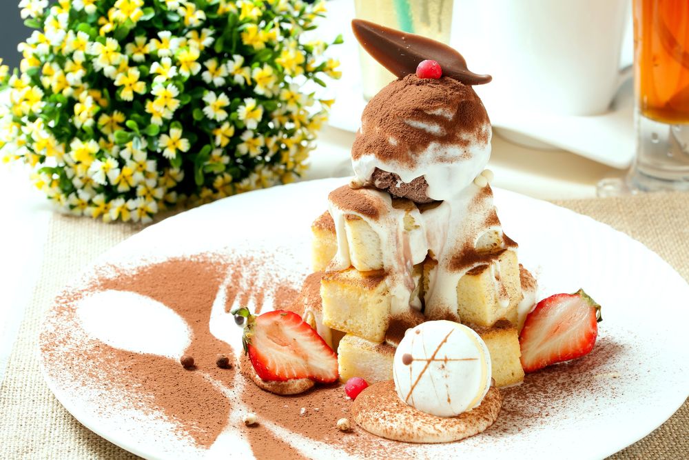 Обои для рабочего стола Вкусный десерт на тарелке - бисквит, клубника, мороженое, шоколад, рядом букет цветов