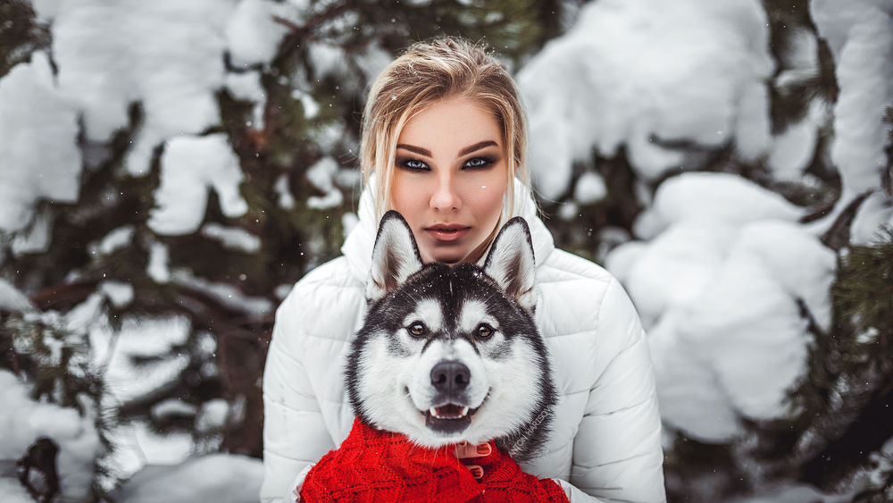 Обои для рабочего стола Девушка Анастасия в белой куртке, с ярким макияжем, с собакой, на фоне природы, Фотограф Антон Харисов