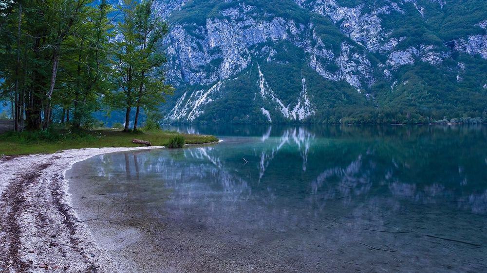 Обои для рабочего стола Бохиньское озеро / Bohinjsko jezero / Lake Bohinj в Словении / Slovenija / Slovenia, национальный парк Триглав / Triglavski narodni park / Triglav National Park