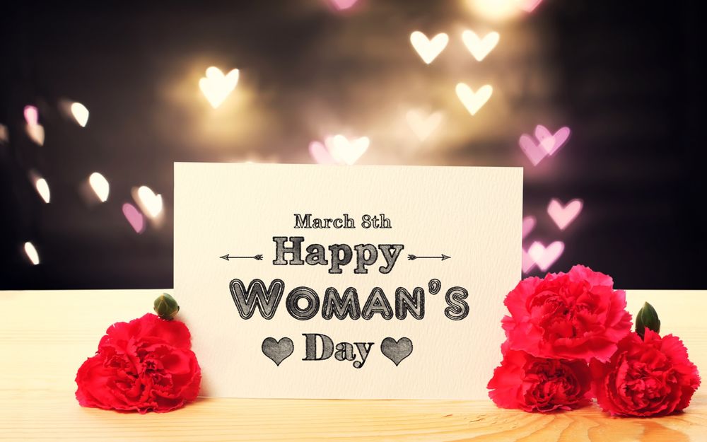 Обои для рабочего стола Гвоздики и открытка с надписью (March 8th Happy Womans Day) на фоне сердечек