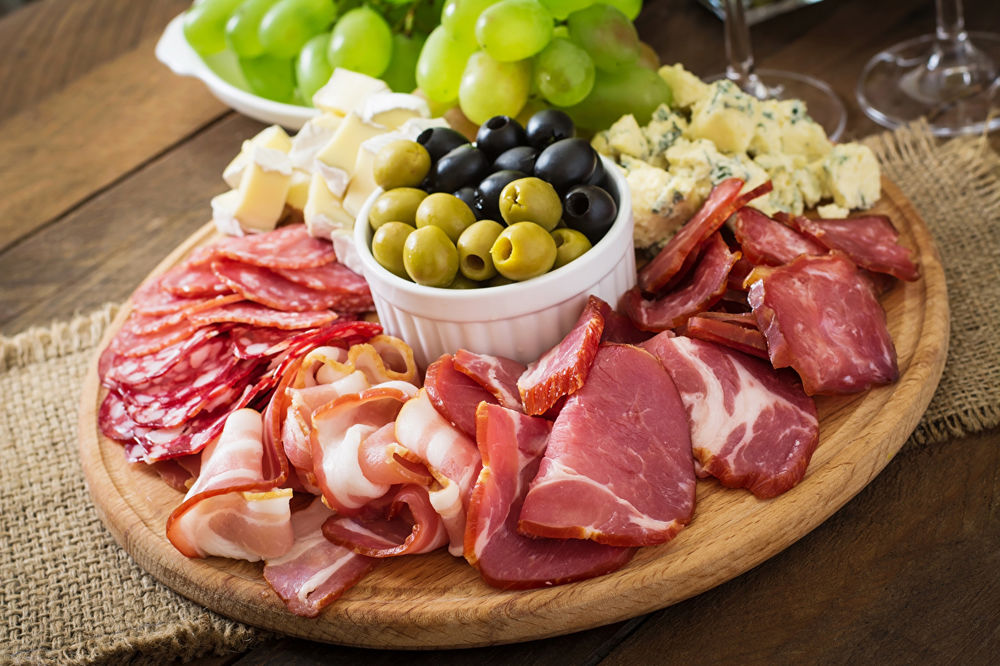Обои для рабочего стола Доска с мясными деликатесами и оливками