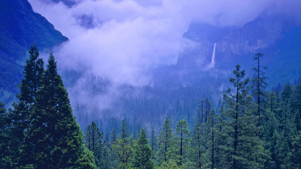 Обои для рабочего стола Водопад Брайдлвейл / Bridalveil Fall в затуманенных горах Йосемитского национального парка, штат Калифорния, США / Yosemite National Park, California, USA