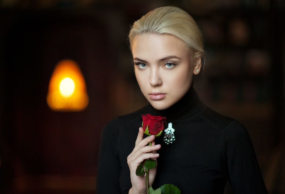 Обои для рабочего стола Девушка с красной розой в руке, фотограф Maxim Maximov