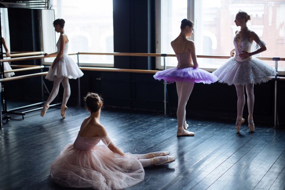 Обои для рабочего стола Девушки - балерины в балетном зале. Фотограф Ксения Засецкая