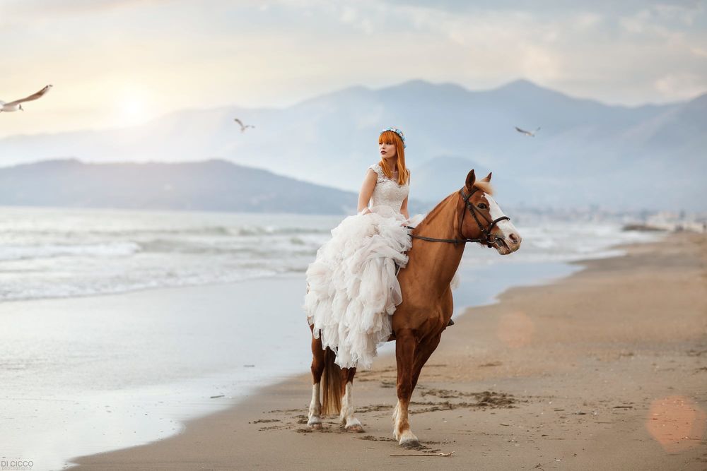 Обои для рабочего стола Девушка в белом платье на лошади, фотограф Alessandro Di Cicco
