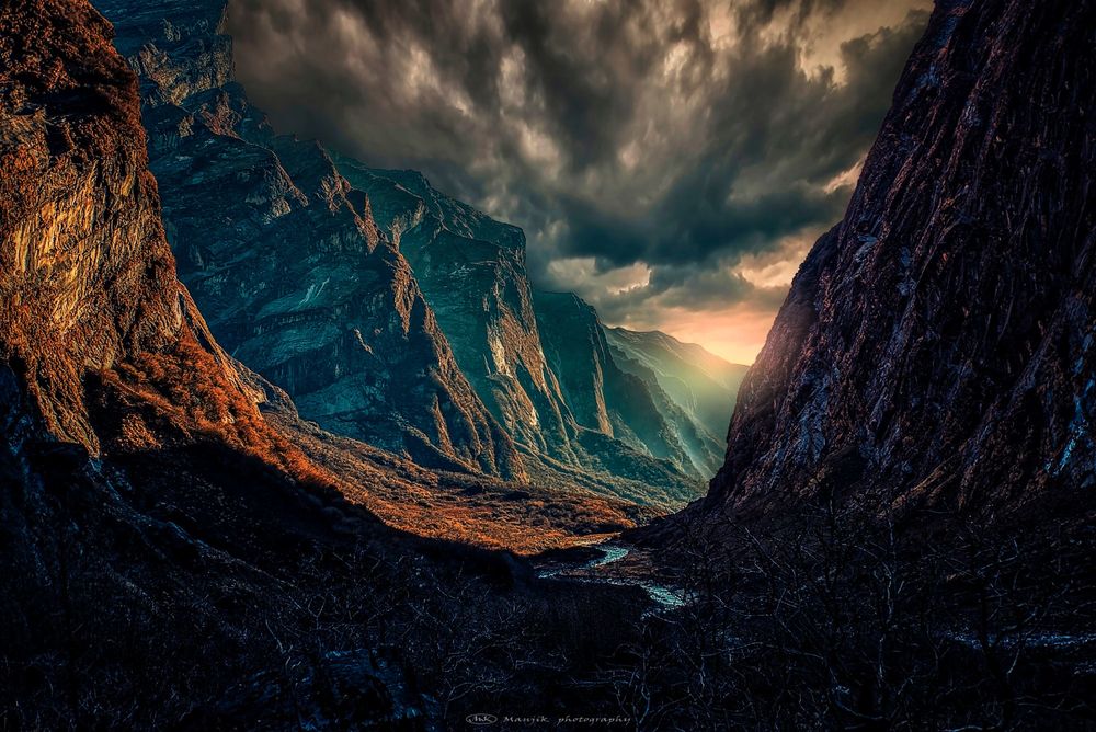 Обои для рабочего стола Гималайские горы под серыми облаками, Manjik photography