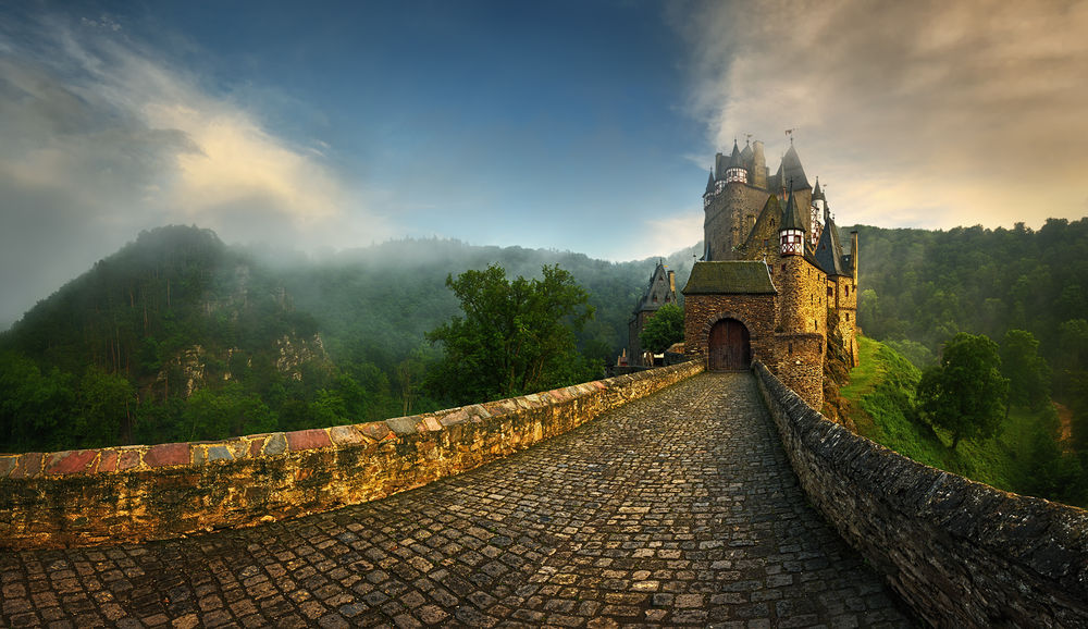 Обои для рабочего стола Дорога, ведушая к старинному замку, фотограф Krzysztof Browko