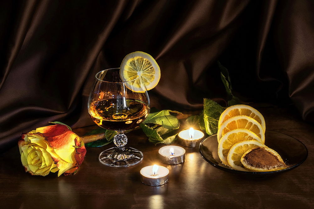 Обои для рабочего стола Натюрморт - бокал с напитком, украшенный долькой лимона, цитрусы на блюдце с корицей, горящие свечи и желтая роза, by GaL-Lina