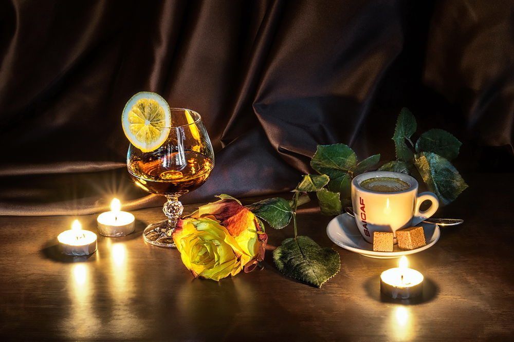 Обои для рабочего стола Натюрморт - бокал с напитком, украшенный долькой лимона, чашка с ароматным кофе, горящие свечи и желтая роза, by GaL-Lina