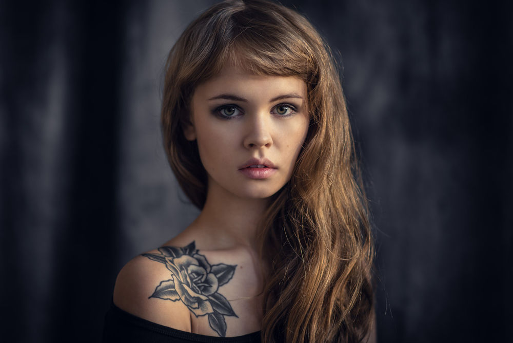 Обои для рабочего стола Модель Анастасия Щеглова с татуировкой в виде цветка на плече, фотограф Maxim Guselnikov