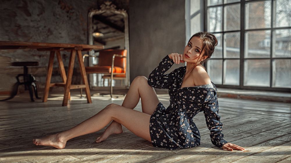 Обои для рабочего стола Модель Венера сидит на полу, фотограф Георгий Чернядьев
