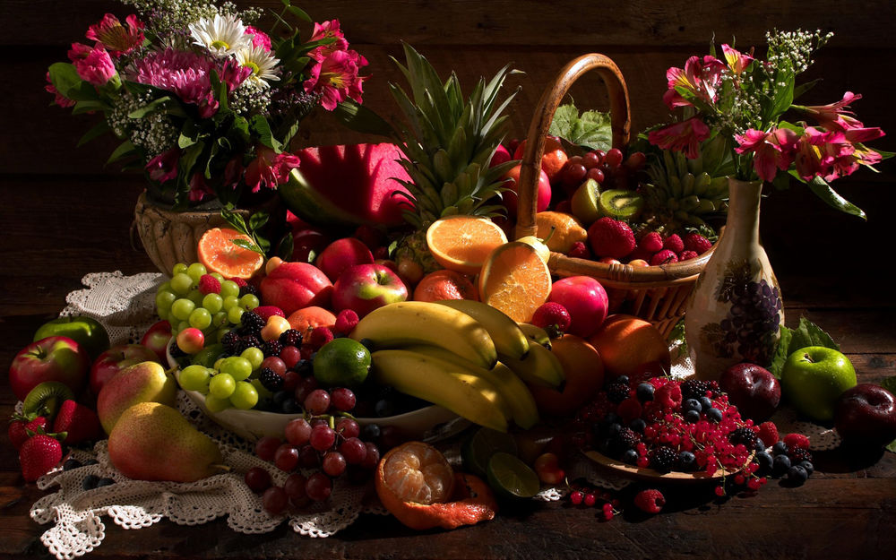 Обои для рабочего стола Натюрморт с цветами ягодами, фруктами и цитрусовыми