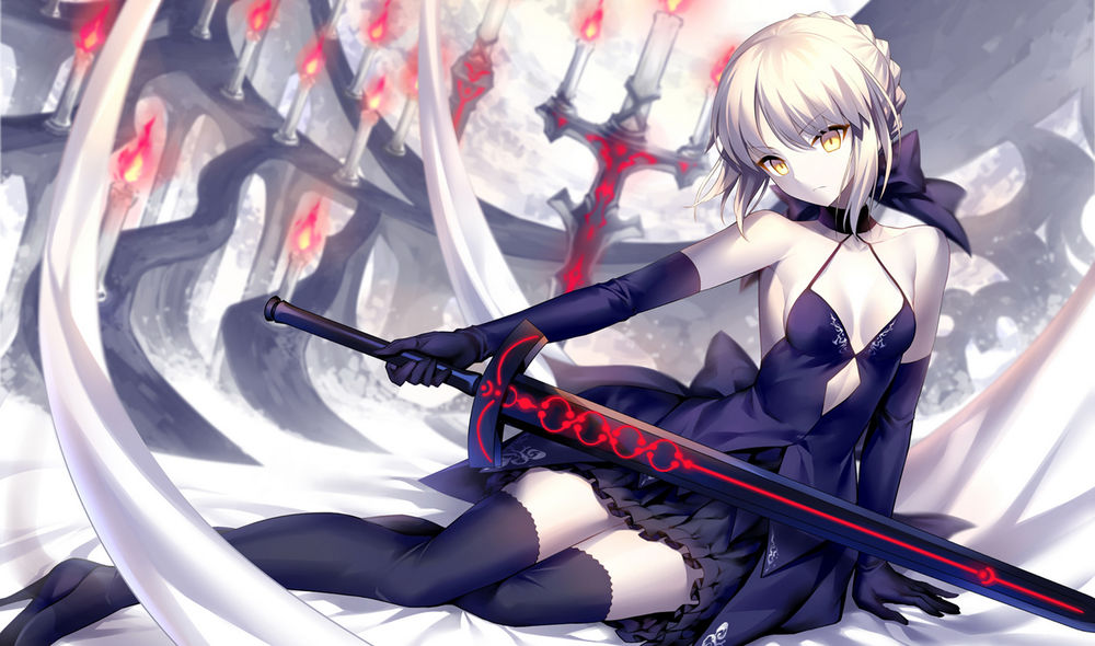 Обои для рабочего стола Сейбер Альтер / Saber Alter / Dark Saber из визуальной новеллы Fate / stay night сидит с мечем в черной одежде на фоне горящих свечей, автор Kousaki