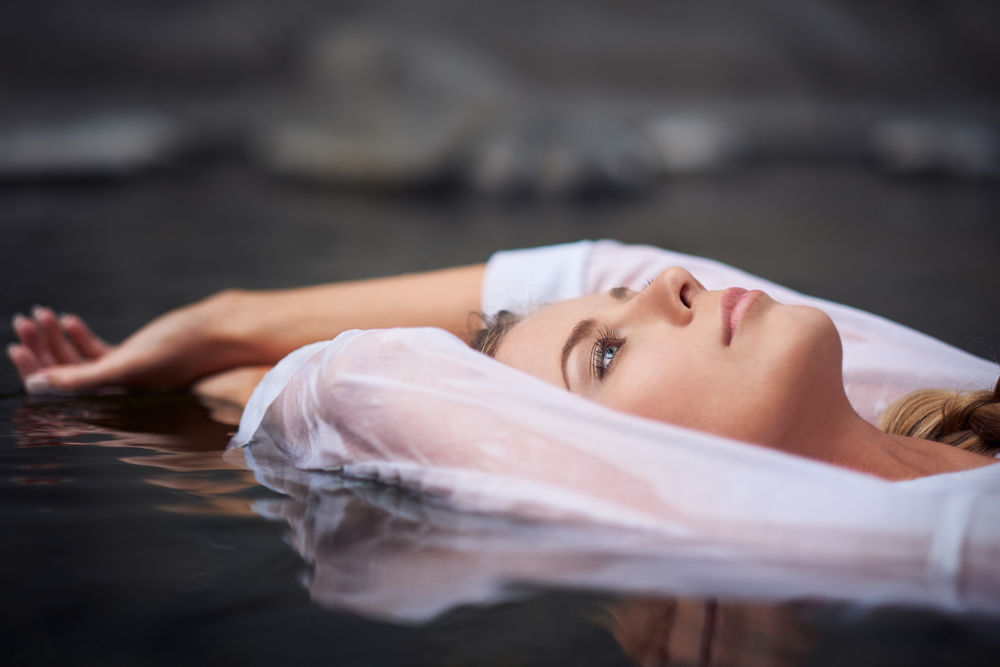 Обои для рабочего стола Девушка лежит в воде, фотограф Ben North