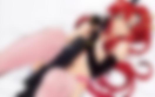 Обои на рабочий стол Ёко Литтнер / Йоко / Yoko Littner из аниме Гуррен Лаганн / Tengen Toppa Gurren Lagann лежит в постели, прижав винтовку к обнаженной груди
