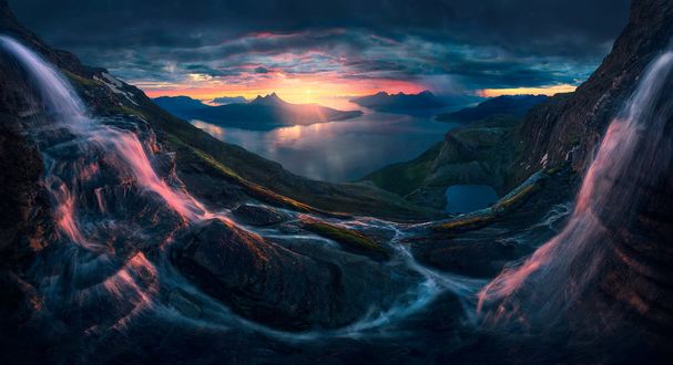 Обои на рабочий стол Водопады в северной Норвегии в полночь, фотограф Max Rive