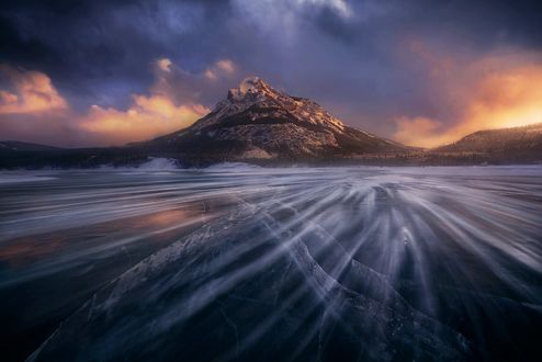 Обои на рабочий стол Буря на заледеневшем озере, фотограф Marc Adamus