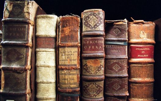 Обои на рабочий стол Книги со старыми порванными обложками