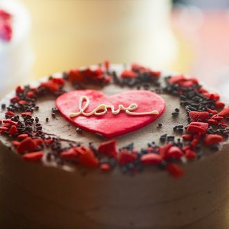 Обои на рабочий стол Торт с сердечком и надписью (Love / Любовь)