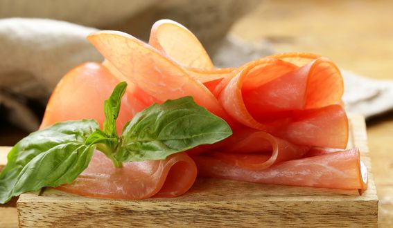 Обои на рабочий стол Сложенные тонкие ломтики мяса