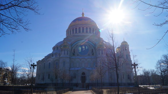 Никольский на краешке стола