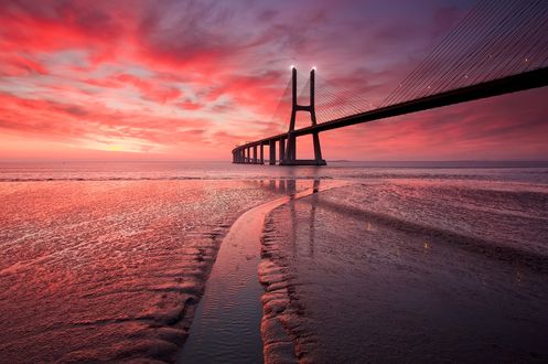 Обои на рабочий стол Мост Васко да Гама / Ponte Vasco da Gama через реку Тежу / Тахо / Tejo / Tajo / Tagus в Португалии