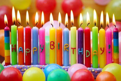 Обои на рабочий стол Разноцветные зажженные праздничные свечи (happy birthday!)