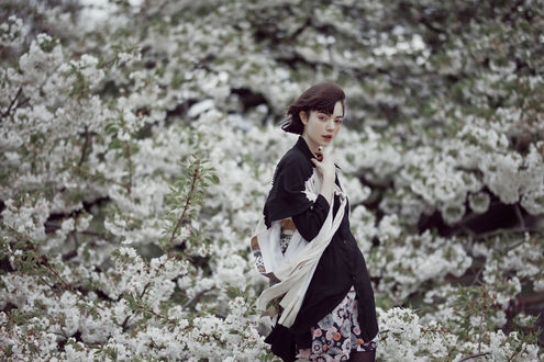 Обои на рабочий стол Девушка стоит на фоне весенней цветущей природы, Marta Bevacqua Photography