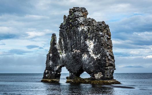 Обои на рабочий стол Необычной формы скала в море Khvitserkur, Watnness Peninsula, Iceland / Исландия