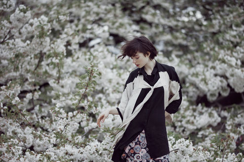 Обои на рабочий стол Девушка стоит на фоне весенней цветущей природы, Marta Bevacqua Photography