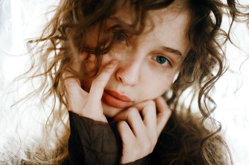 Обои на рабочий стол Девушка держит руки у лица, фотограф Marat Safin