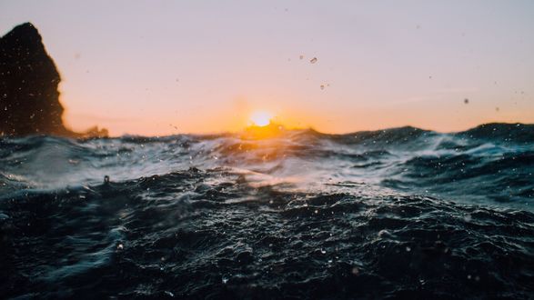Обои на рабочий стол Морские волны на закате солнца
