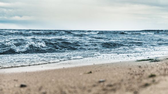 Обои на рабочий стол Морские волны набегают на берег