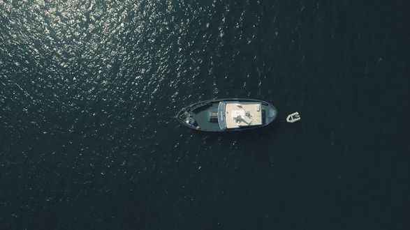 Обои на рабочий стол Вид сверху на лодку в открытой воде