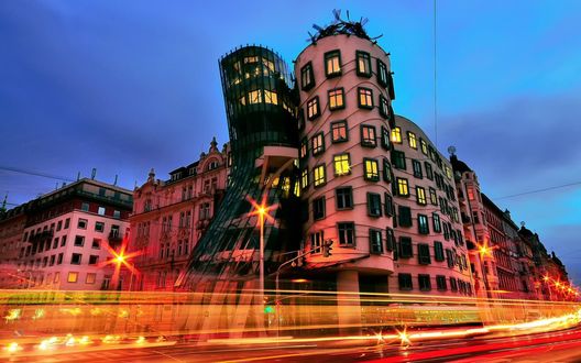 Обои на рабочий стол Необычный танцующий дом в Prague, Czech Republic / Прага, Чехия на фоне размытого вечернего освещения