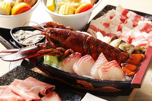 Обои на рабочий стол Японская кухня: лобстер, мидии, мясная нарезка и кусочки фруктов с кукурузой в пиалах