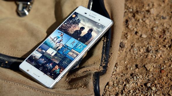 Обои на рабочий стол Смартфон Sony на сумке
