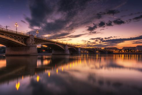 Обои на рабочий стол Мост вечером в Будапеште, Венгрия