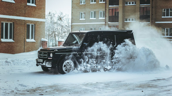 Обои на рабочий стол Mercedes-Benz G-class дрифтует во дворе дома