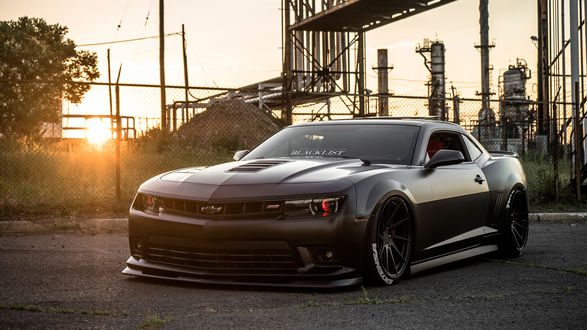 Обои на рабочий стол Машина Chevrolet Camaro SS стоит у станции