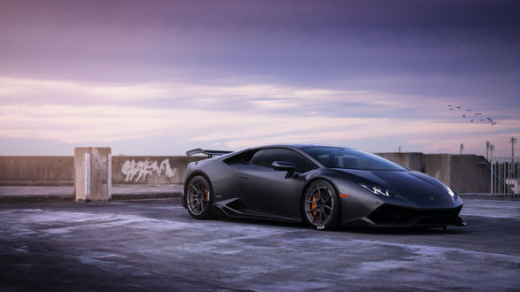 Обои на рабочий стол Lamborghini Huracan стоит на набережной