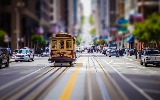 Обои на рабочий стол Старый трамвай на улице в Сан-Франциско / San Francisco, США / USA, фото в технике tilt shift