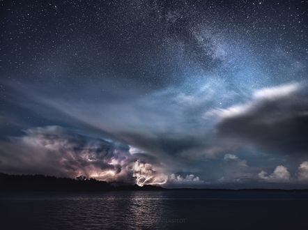 Обои на рабочий стол Красивое облачное небо над водой, фотограф Mikko Lagerstedt