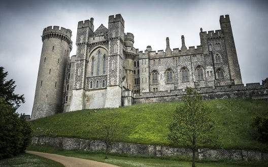 Обои на рабочий стол Замок Arundel, England / Арундель, Англия на зеленом холме на фоне серого неба