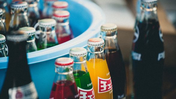 Обои на рабочий стол Бутылки с газировкой крупным планом